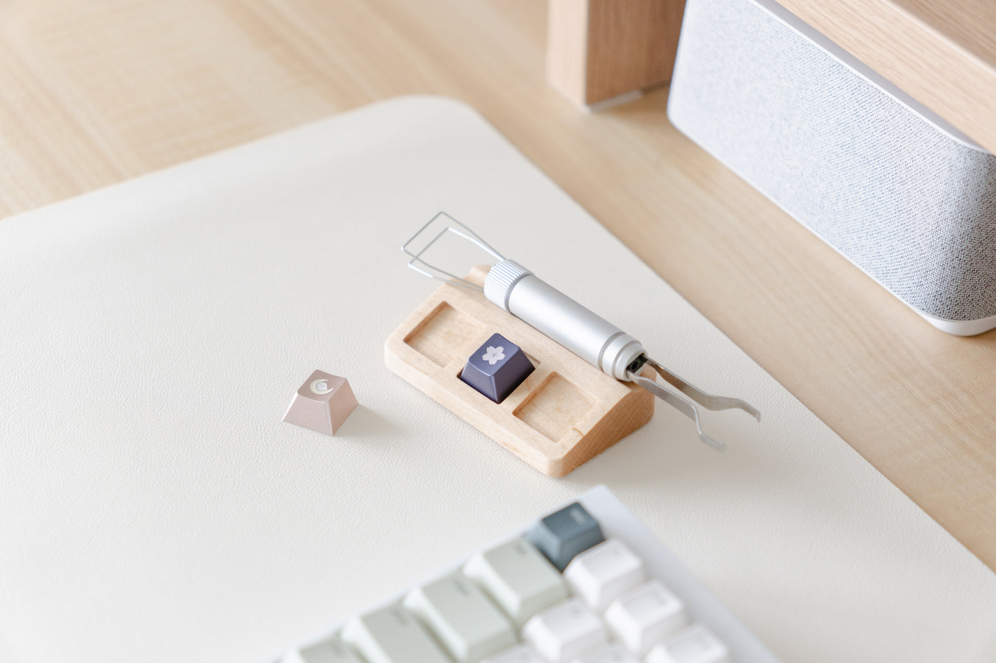 osume's 3-slot maple wooden artisan display for specialty keycaps. with an optional pen holder.