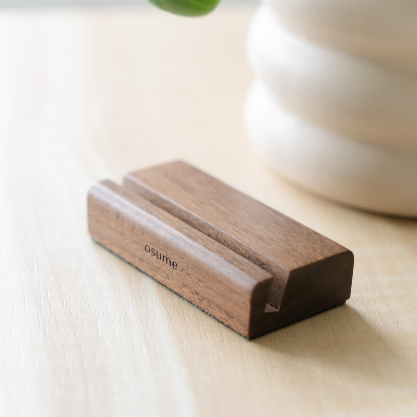 osume's wooden memo stand in walnut. meant to hold calendar sheets and to-do list sheets.