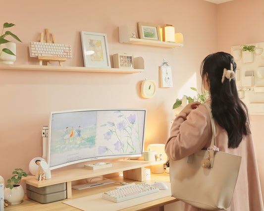 @menguinys standing in front of her warm desk setup