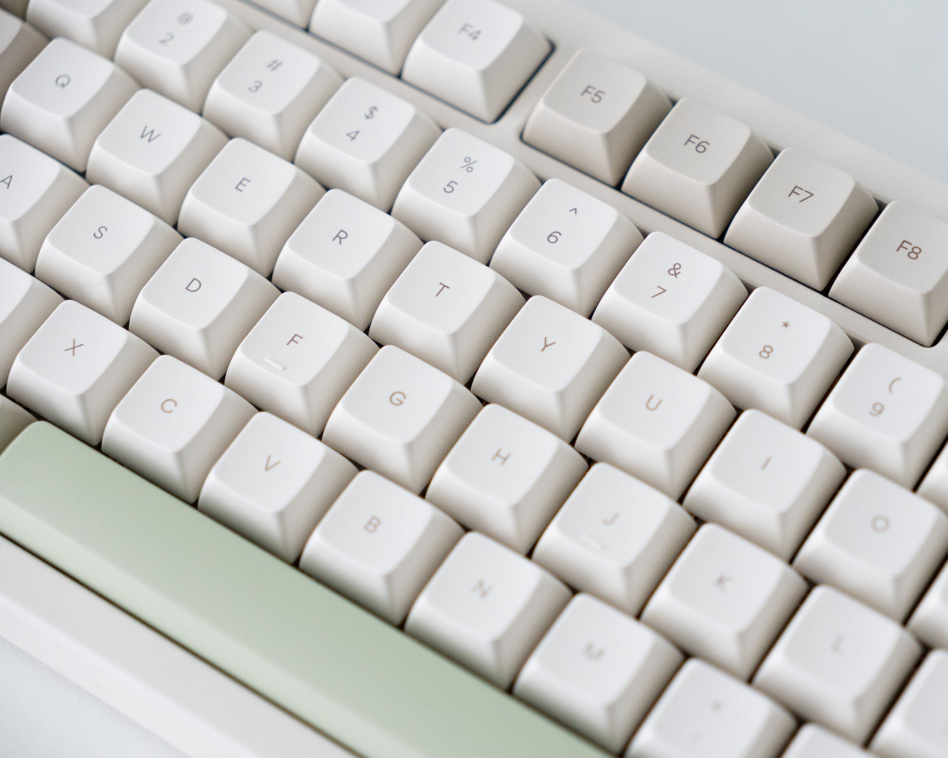 a close look at the cafe keycaps in marshmallow profile.