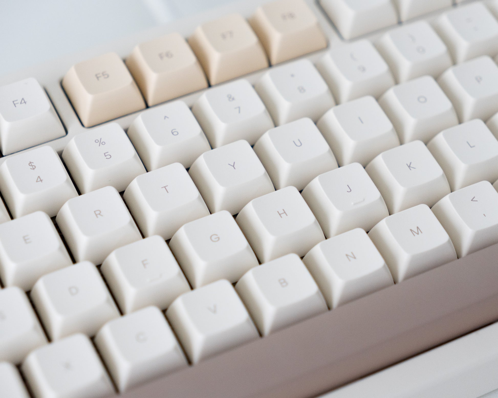 a close look at the dalgona keycaps in marshmallow profile.
